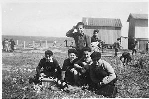 ECOLE LAMORICIERE GARCONS 1950 CM2 VISITE RUINES ROMAINES A ST LEU N01